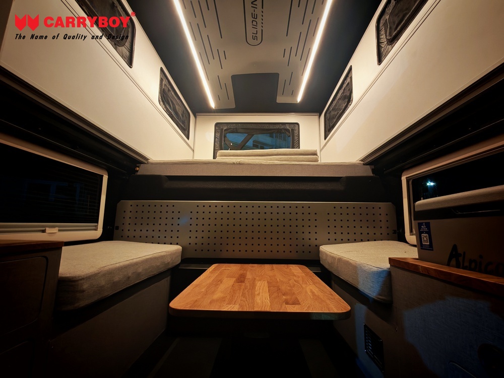 โต๊ะพับและที่นั่งม้านั่งภายในแคมป์เปอร์แบบ slide-in พร้อมไฟ LED เหนือศีรษะ